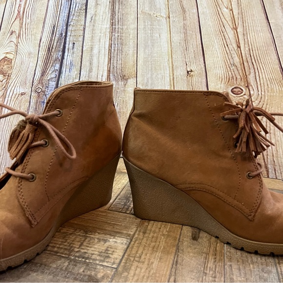 Camel colored fringe wedges size 6.5 - Picture 5 of 9